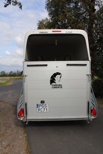 VAN HIPPOMOBILE CHEVAL LIBERTE PORTE CALECHE