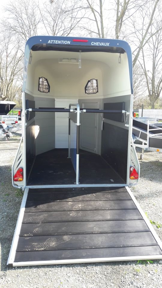 VAN HIPPOMOBILE CHEVAL LIBERTE PORTE CALECHE