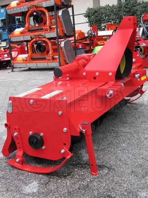 Fraise à tracteur série medium avec déport mécanique Agrieuro UR 168